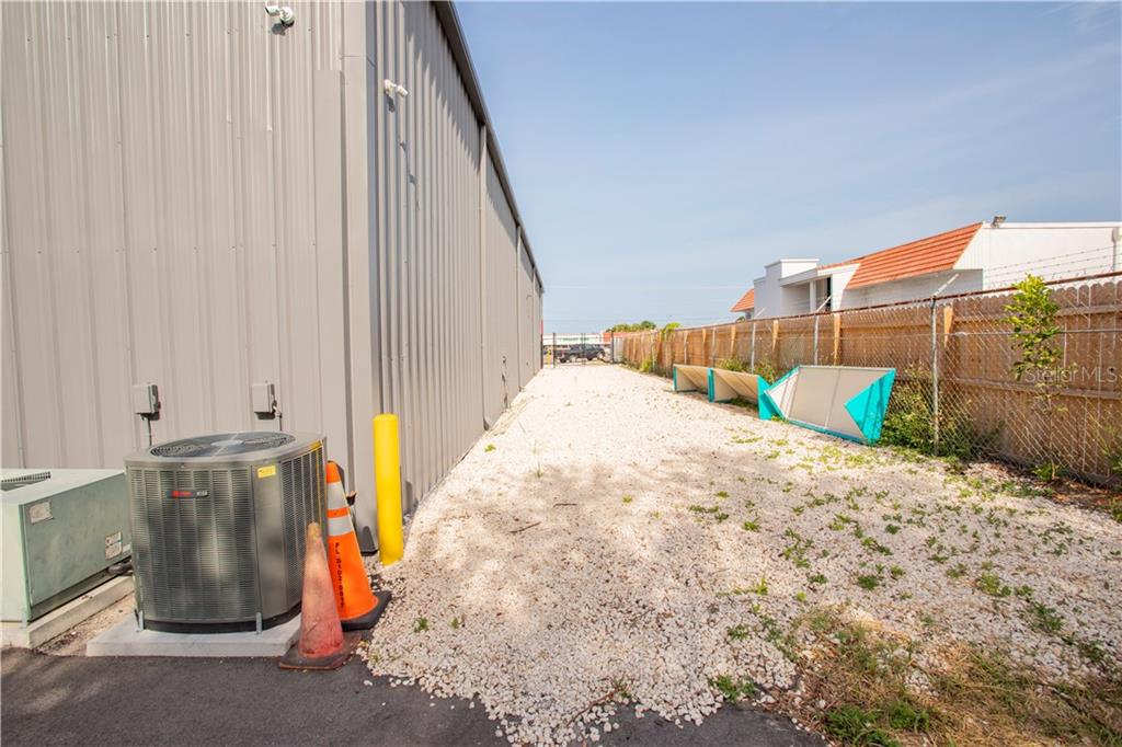 Warehouse Building For Sale in Bradenton, FL - 14,500 sf $1,999,000
