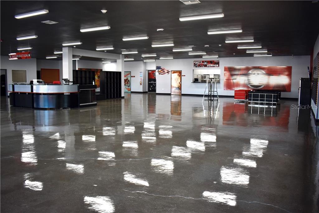 Warehouse Building For Sale in Bradenton, FL - 14,500 sf $1,999,000