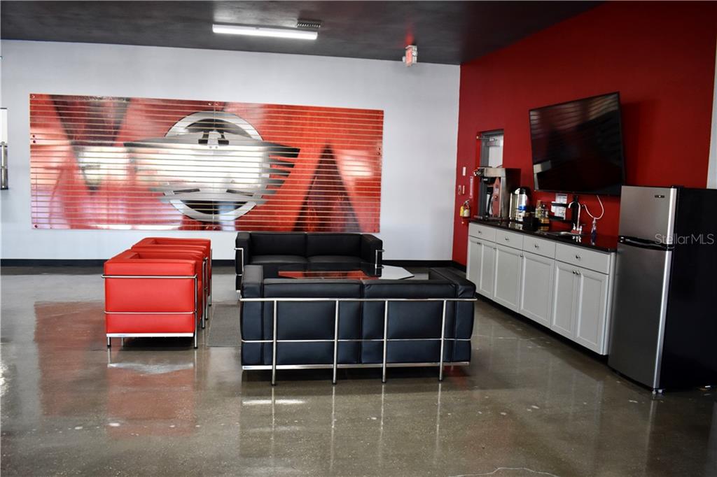Warehouse Building For Sale in Bradenton, FL - 14,500 sf $1,999,000