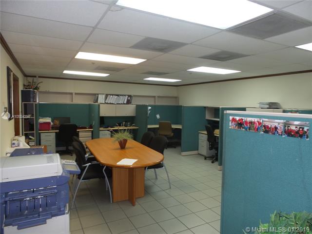 Excellent Warehouse with Office Space For Sale in Doral - 34,000 $5,900,000